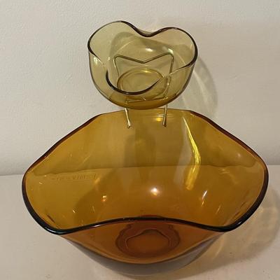 Sale Photo Thumbnail #6: Amber Triangular Chip & Dip Set with a smaller bowl suspended above it for dip and an avocado green serving bowl. The green bowl does have some chipping on the rim of the bowl. Please see photos for more details.
