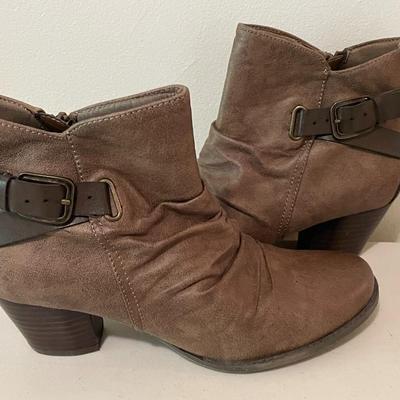Sale Photo Thumbnail #96: Various Women's Shoes, Clothes, Leather Jacket, Rain Coats, Hair Bows, and more. Please see photos for more details.