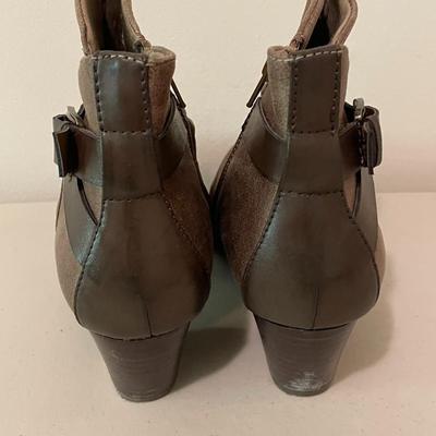 Sale Photo Thumbnail #97: Various Women's Shoes, Clothes, Leather Jacket, Rain Coats, Hair Bows, and more. Please see photos for more details.