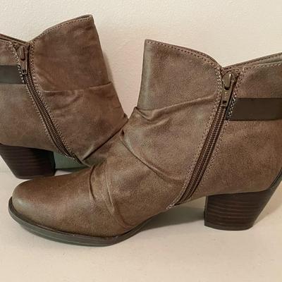 Sale Photo Thumbnail #95: Various Women's Shoes, Clothes, Leather Jacket, Rain Coats, Hair Bows, and more. Please see photos for more details.