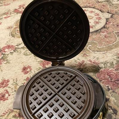 Sale Photo Thumbnail #353: Coffee Pot, Pans, VTG aluminum roasting pan, some Tupperware, waffle maker, wok, and much more. See Photos