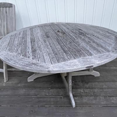 Sale Photo Thumbnail #414: The homeowner's said this patio suite is brand new and was never used much at all. The table measures approx. 60" in diam. Please see photos for more details.