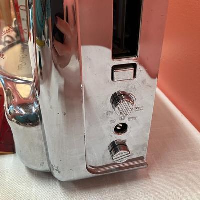 Sale Photo Thumbnail #437: Cute (and working!) jukebox looking radio. Plugs into outlet.