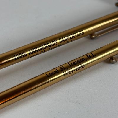 LOT 136: Men's Capenter Union Watch, Lapel Pin, Tie Tack, Pen & Pencil Set