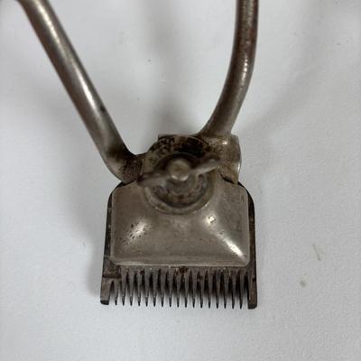LOT 140: Vintage Clippers & Star Safety Razor