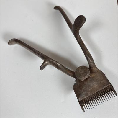 LOT 140: Vintage Clippers & Star Safety Razor