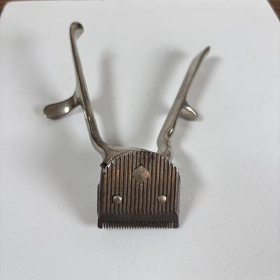 LOT 140: Vintage Clippers & Star Safety Razor