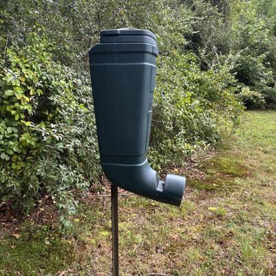 LOT 150: Redneck Outdoors T-Post Gravity Feeder Green