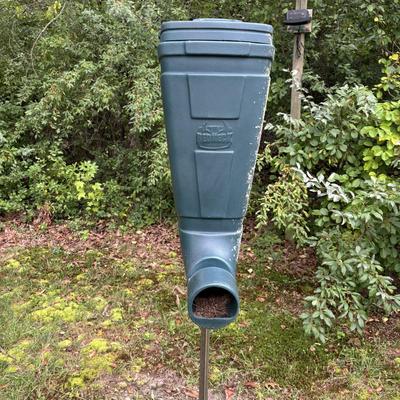 LOT 150: Redneck Outdoors T-Post Gravity Feeder Green