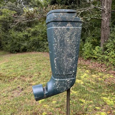 LOT 150: Redneck Outdoors T-Post Gravity Feeder Green