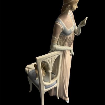 LARGE LLADRO FIGURINE 4719 LADY EMPIRE WOMAN WITH DOG AND CHAIR
