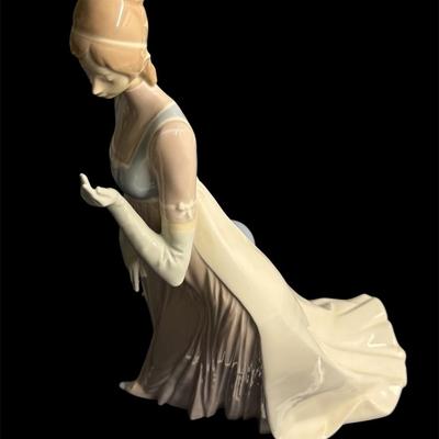 LARGE LLADRO FIGURINE 4719 LADY EMPIRE WOMAN WITH DOG AND CHAIR