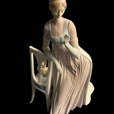 LARGE LLADRO FIGURINE 4719 LADY EMPIRE WOMAN WITH DOG AND CHAIR