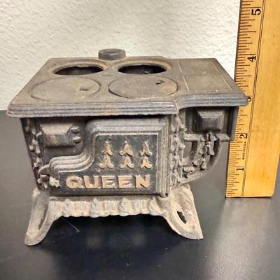 Sale Photo Thumbnail #259: Marked "QUEEN" on the front access door.  Missing 2 top round covers, smokestack, side shelf, and does not include any accessories (pots, pans, etc.). Some minor surface rust, but otherwise in good condition.