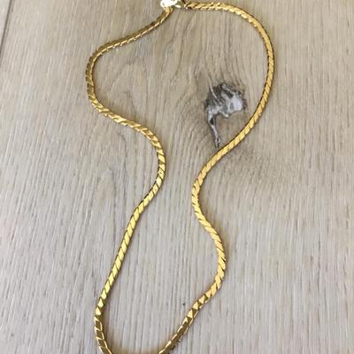 Beautiful vintage, gold tone, chain necklace
