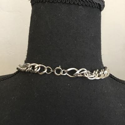 Beautiful vintage Silvertone chain necklace. Excellent condition very nice.