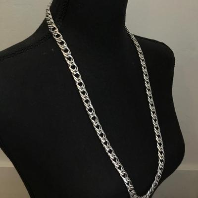 Beautiful vintage Silvertone chain necklace. Excellent condition very nice.