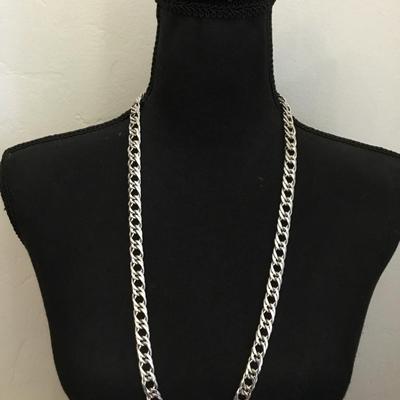 Beautiful vintage Silvertone chain necklace. Excellent condition very nice.