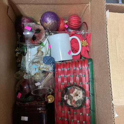 Sale Photo Thumbnail #305: Assorted holiday items