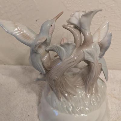 Sale Photo Thumbnail #159: Musical ceramic hummingbirds and flowers