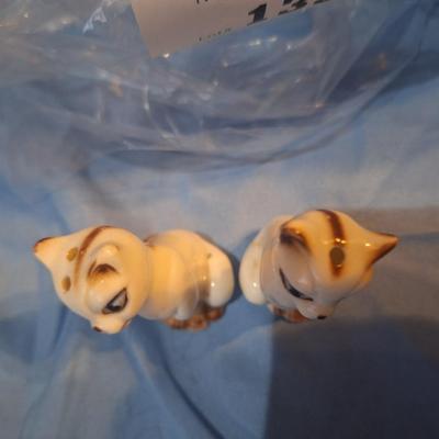 Sale Photo Thumbnail #538: Salt and Pepper shakers- small cats