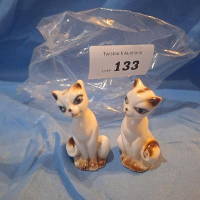 Sale Photo Thumbnail #536: Salt and Pepper shakers- small cats