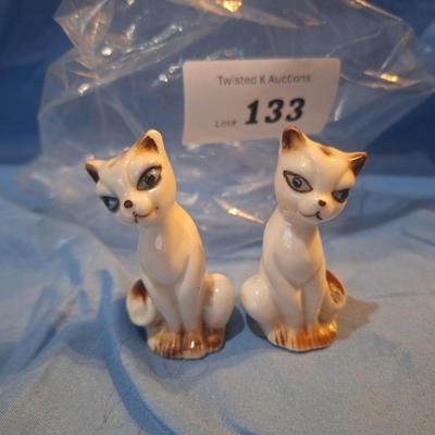 Sale Photo Thumbnail #537: Salt and Pepper shakers- small cats