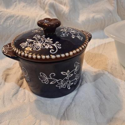 Sale Photo Thumbnail #604: glass bake and other small ceramic dish with lid