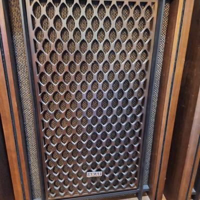 Sale Photo Thumbnail #620: tested and sound great.  Front honeycomb like thing is in great shape.  There are light scratches on some of the exterior but nothing some furniture polish won't fix.