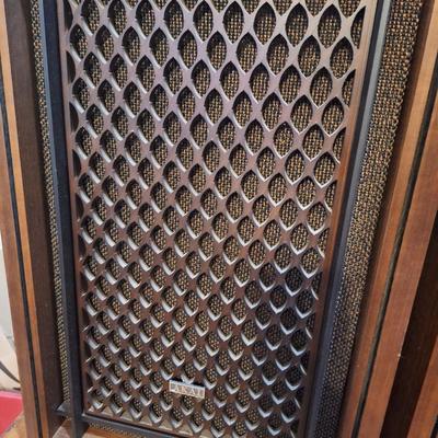 Sale Photo Thumbnail #618: tested and sound great.  Front honeycomb like thing is in great shape.  There are light scratches on some of the exterior but nothing some furniture polish won't fix.