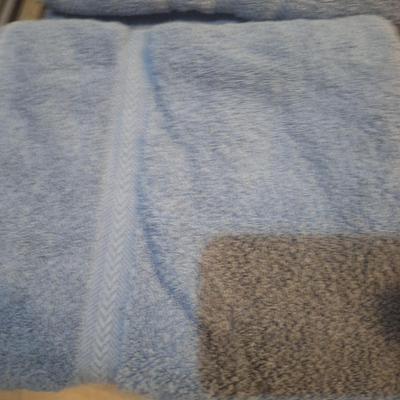 Sale Photo Thumbnail #700: the one green towel is bigger than the hand towels and smaller than the bath towels