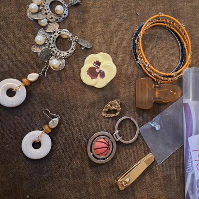 Sale Photo Thumbnail #770: misc jewelry bundle