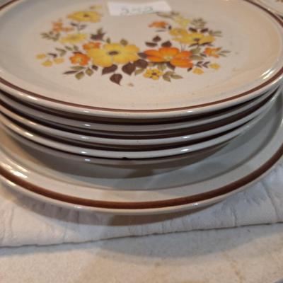 Sale Photo Thumbnail #1052: Hearthside Chablis plates, salad plates and one large serving plate
