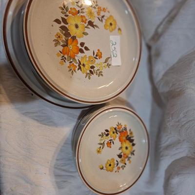 Sale Photo Thumbnail #1051: Hearthside Chablis plates, salad plates and one large serving plate