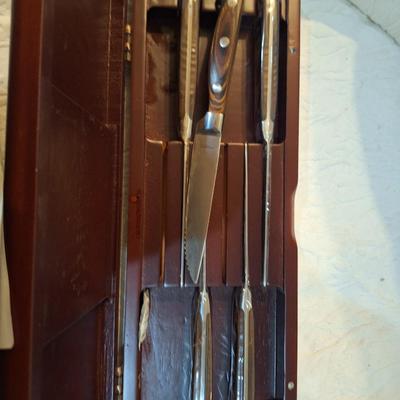 Sale Photo Thumbnail #1069: knife set- 5 knives box would hold 6