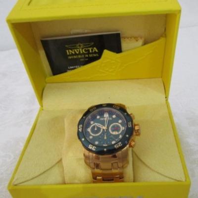 Sale Photo Thumbnail #10: Like new, Model 80072, 200 meter water resistant, face is dark green, needs battery