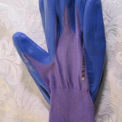 Sale Photo Thumbnail #539: Laundry bag, flip-flop hanger, garden gloves, winter gloves, velveteen ball cap, new men's t-shirt size XL, socks