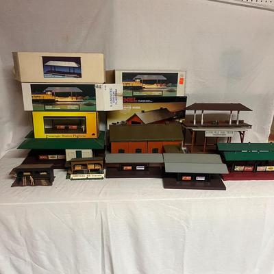 O Gauge Model Train Lighted Stations & More (W-MG)