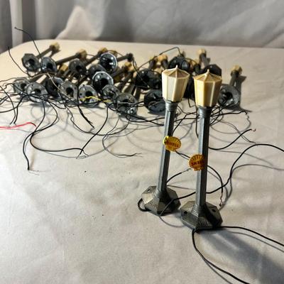 Vintage Lionel Lamp Posts & No. 022 Controller O Scale (LR-RG)