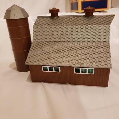 NIB Train Buildings and More! (T2-KD)