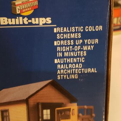 NIB Train Buildings and More! (T2-KD)