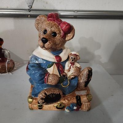 Sale Photo Thumbnail #213: Boyds Bear Bailey Bear on Suitcase Cookie Jar hand painted Limited 2E/91

Great condition and will be shipped appropriately