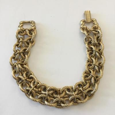 Beautiful gold tone very nice vintage bracelet