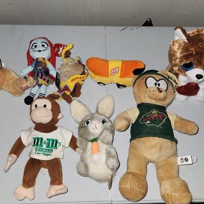 Sale Photo Thumbnail #240: Mr. Lucky Vegas Dog Dealer -Sinatra “Luck be a Lady" song plus other plushes. All pictured included and some new.

Will receive all items pictured