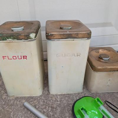 Assorted kitchen items