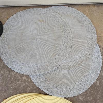 Assorted kitchen items