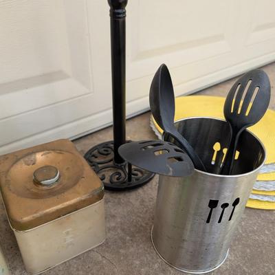 Assorted kitchen items