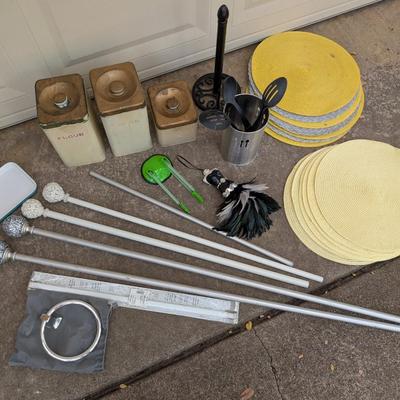 Assorted kitchen items