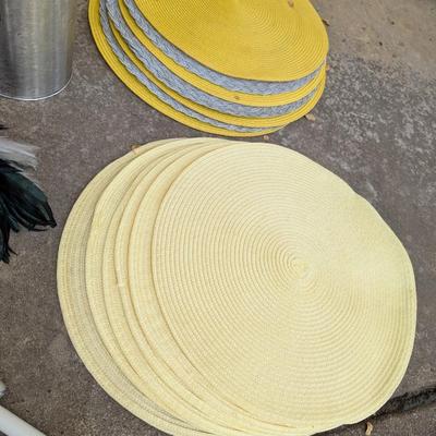 Assorted kitchen items
