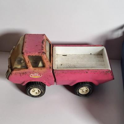 LOT 58L: Vintage Toy Cars with Matchbox Carrying Case and More